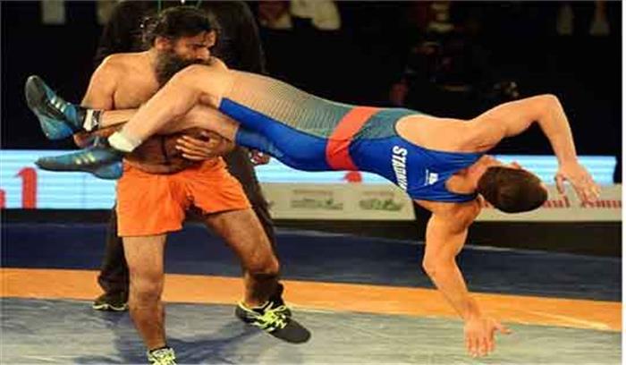 योग गुरु रामदेव ने ओलंपियन पहलवान को हराया