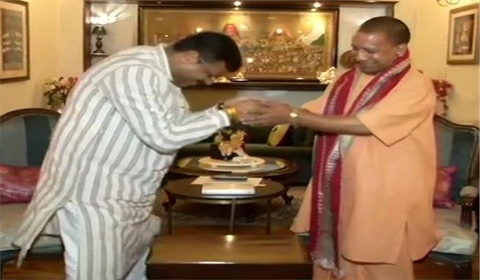 योगी ने की धर्मेन्द्र प्रधान से मुलाकात योगी ने की धर्मेन्द्र प्रधान से मुलाकात