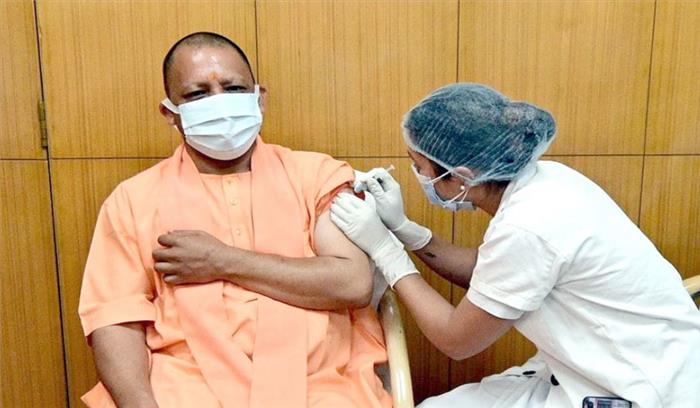 मुख्यमंत्री योगी आदित्यनाथ ने लगवाया कोरोना का पहला टीका