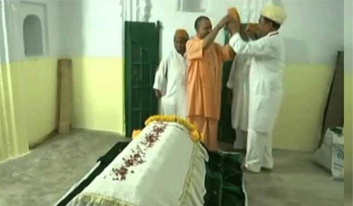 मजार पर योगी ने किया टोपी पहनने से इनकार, सियासत तेज मजार पर योगी ने किया टोपी पहनने से इनकार, सियासत तेज