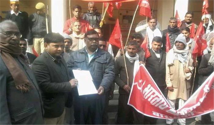 योगी सरकार की नीतियों के कारण किसान ठंडक में खेतों में सोने को मजबूर- रणधीर सिंह सुमन