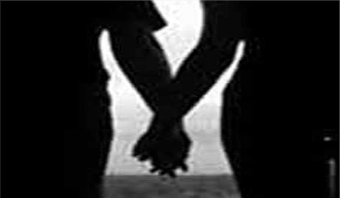 मेरठ में दो युवतियों ने आपस में शादी की 