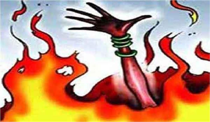 युवक ने किशोरी पर केरोसिन डाल लगाई आग