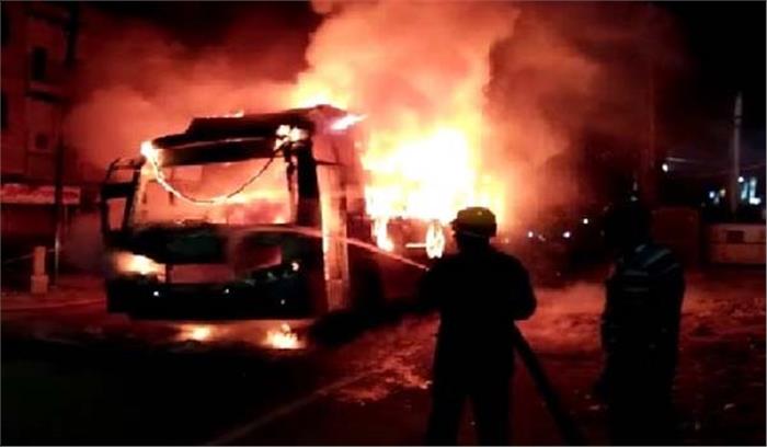 युवक की मृत्यु के बाद ग्रामीणों ने बस में आग लगाई