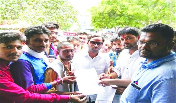 युवा कांग्रेसियों ने लचर स्वास्थ्य व्यवस्था को लेकर मंत्री से मांगा इस्तीफा