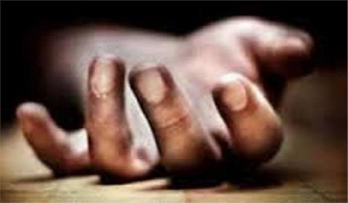 सरिये से उलटे लटके मिला युवक का शव