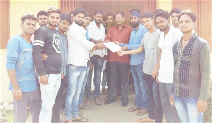 युवा कांग्रेस  ने कलेक्टर  के नाम नायब तहसीलदार को सौंपा ज्ञापन