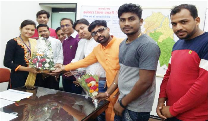 युवा मोर्चा ने शैडो कलेक्टर रेशमा को गुलदस्ता देकर किया सम्मान