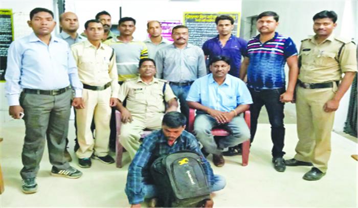 4 किलो गांजा के साथ युवक गिरफ्तार 4 किलो गांजा के साथ युवक गिरफ्तार