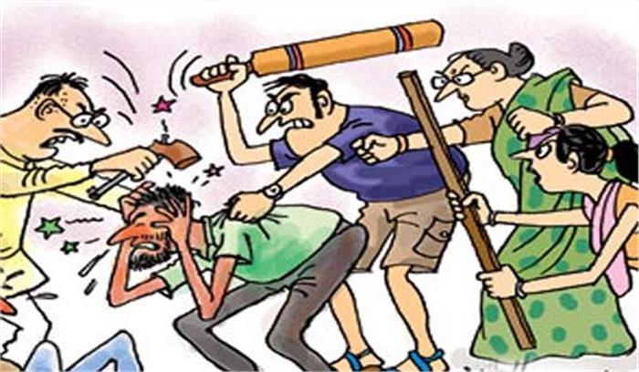 अनाचार के आरोपी को पीड़ित पक्ष के लोगों ने थाने के अंदर धुना