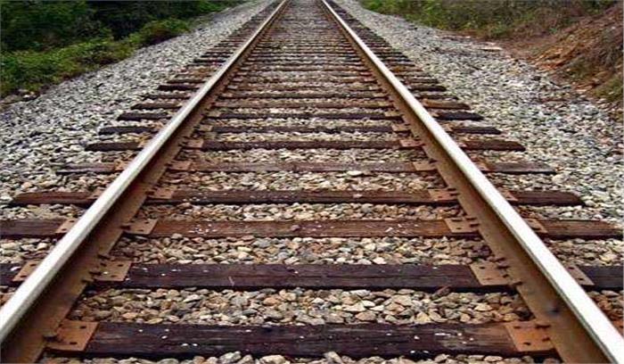 वाराणसी -इलाहाबाद रेलवे ट्रैक पर मिला अज्ञात युवक का शव वाराणसी -इलाहाबाद रेलवे ट्रैक पर मिला अज्ञात युवक का शव