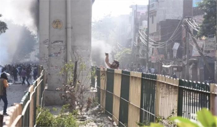 जाफराबाद मेट्रो स्टेशन पर भारी भीड़, अर्धसैनिक बल तैनात जाफराबाद मेट्रो स्टेशन पर भारी भीड़, अर्धसैनिक बल तैनात