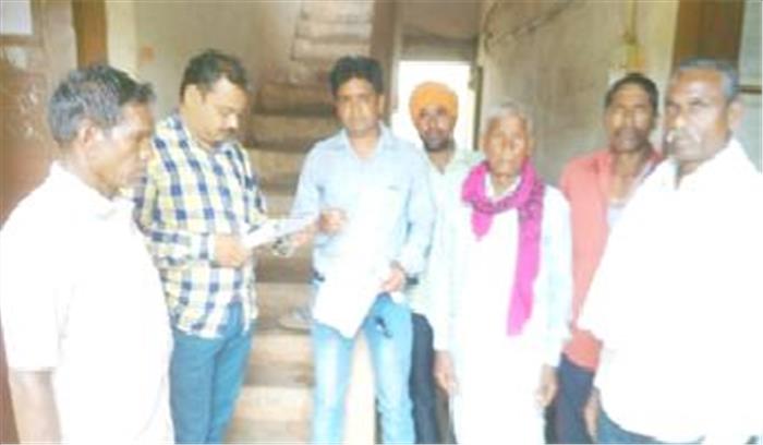 अघोषित बिजली कटौती से परेशान ग्रामीणों ने अधीक्षण यंत्री को सौंपा ज्ञापन