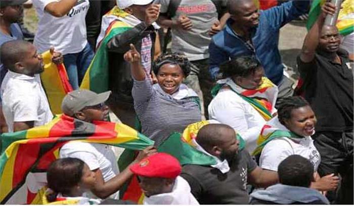 जिम्बाब्वे: प्रदर्शनकारियों की राष्ट्रपति रॉबर्ट मुगाबे से इस्तीफा की मांग 