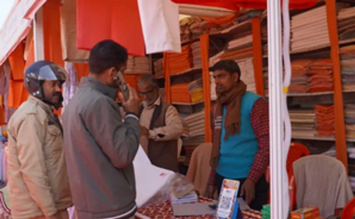 लखनऊ : युवाओं को खूब भाए खादी के परिधान, जमकर हुई खरीदारी