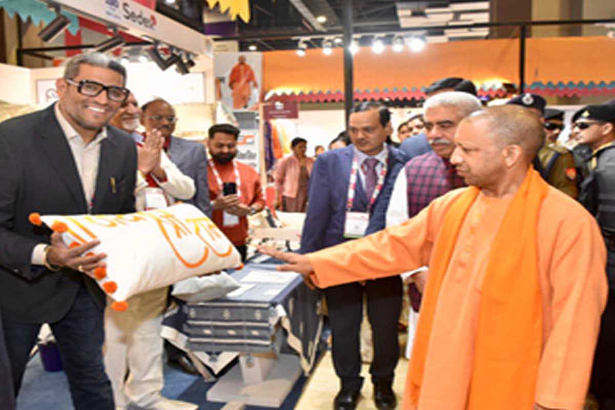 वैश्विक टेक्सटाइल इंडस्ट्री भारत की ओर आशा भरी नजरों से देख रही : योगी वैश्विक टेक्सटाइल इंडस्ट्री भारत की ओर आशा भरी नजरों से देख रही : योगी