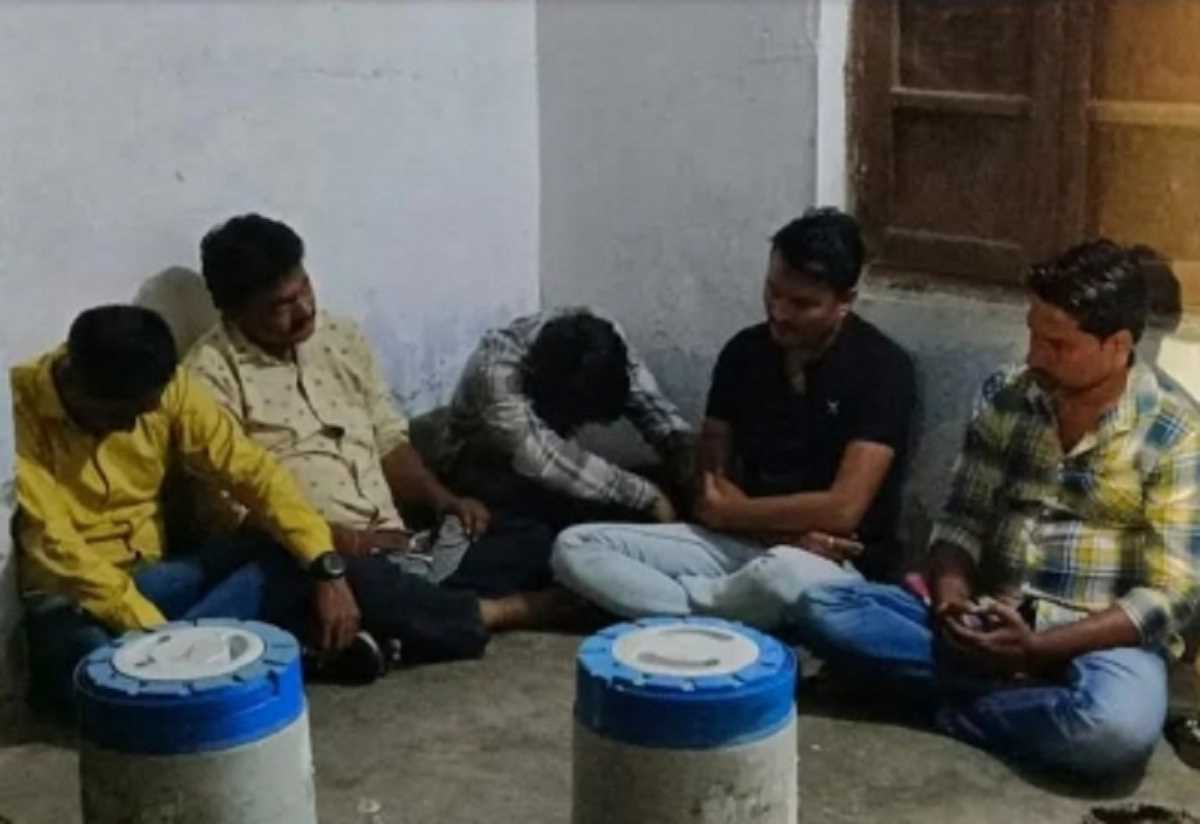 अहमदाबाद में जुआ खेलने के आरोप में आठ गिरफ्तार, चार पुलिसवाले भी शामिल