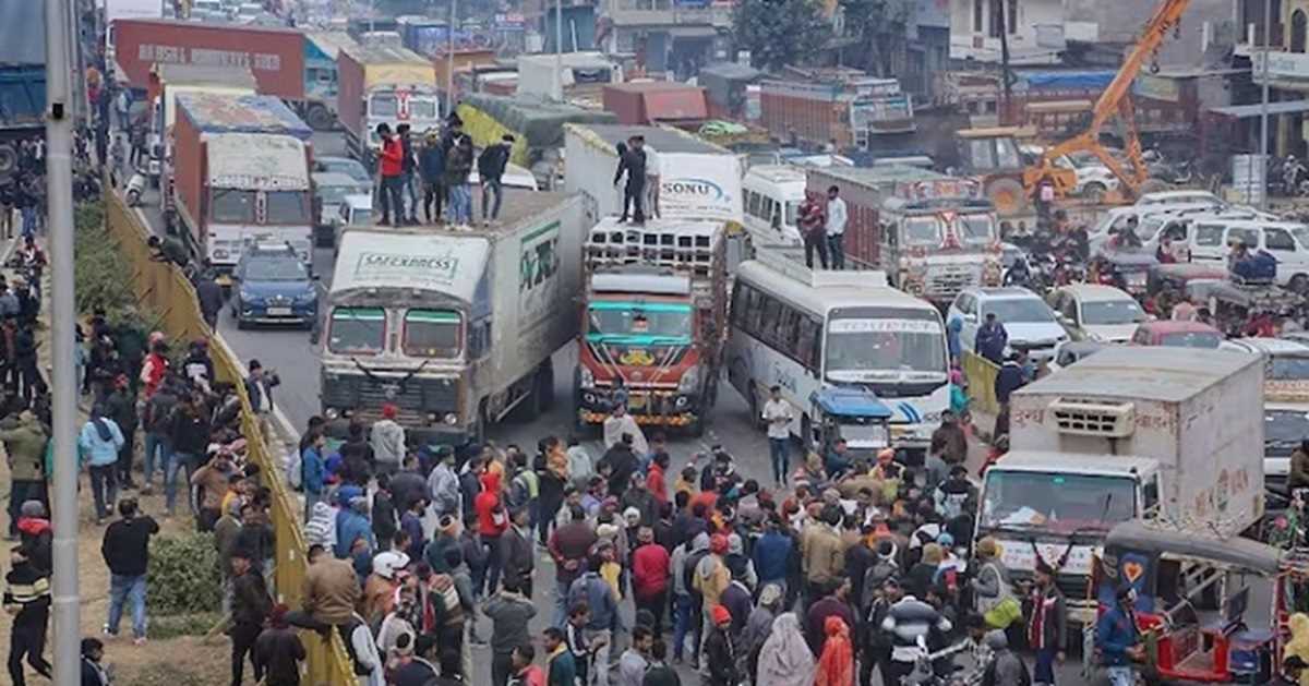 महाराष्ट्र में ट्रक ड्राइवरों का आंदोलन जारी, दूध की आपूर्ति बुरी तरह प्रभावित, महँगाई बढ़ने की आशंका महाराष्ट्र में ट्रक ड्राइवरों का आंदोलन जारी, दूध की आपूर्ति बुरी तरह प्रभावित, महँगाई बढ़ने की आशंका