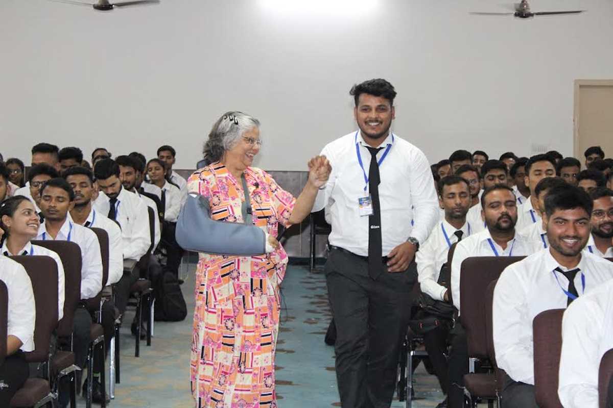 नव प्रवेशित विद्यार्थियों को वैश्विक परिवेश में सफल बनने के लिए किया प्रेरित