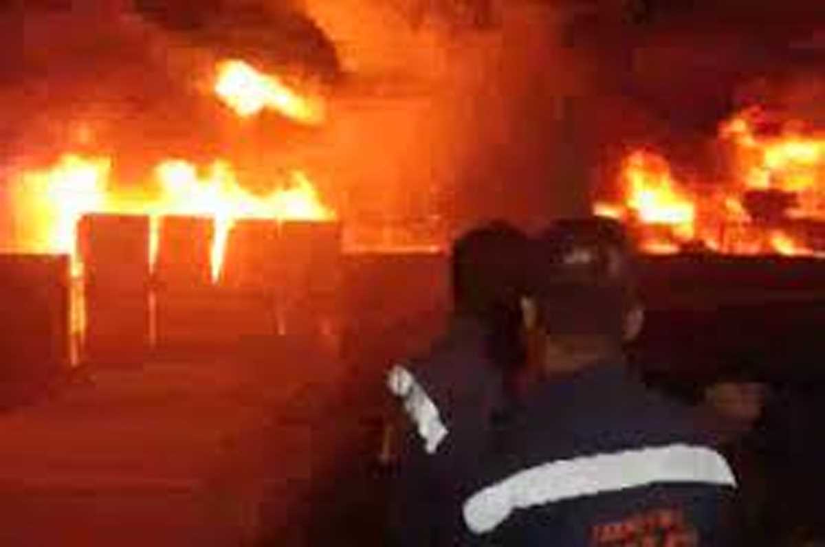 गुजरात के खेड़ा में प्लास्टिक फैक्ट्री में भीषण आग, मौके पर दमकल की 8 गाड़ियां मौजूद