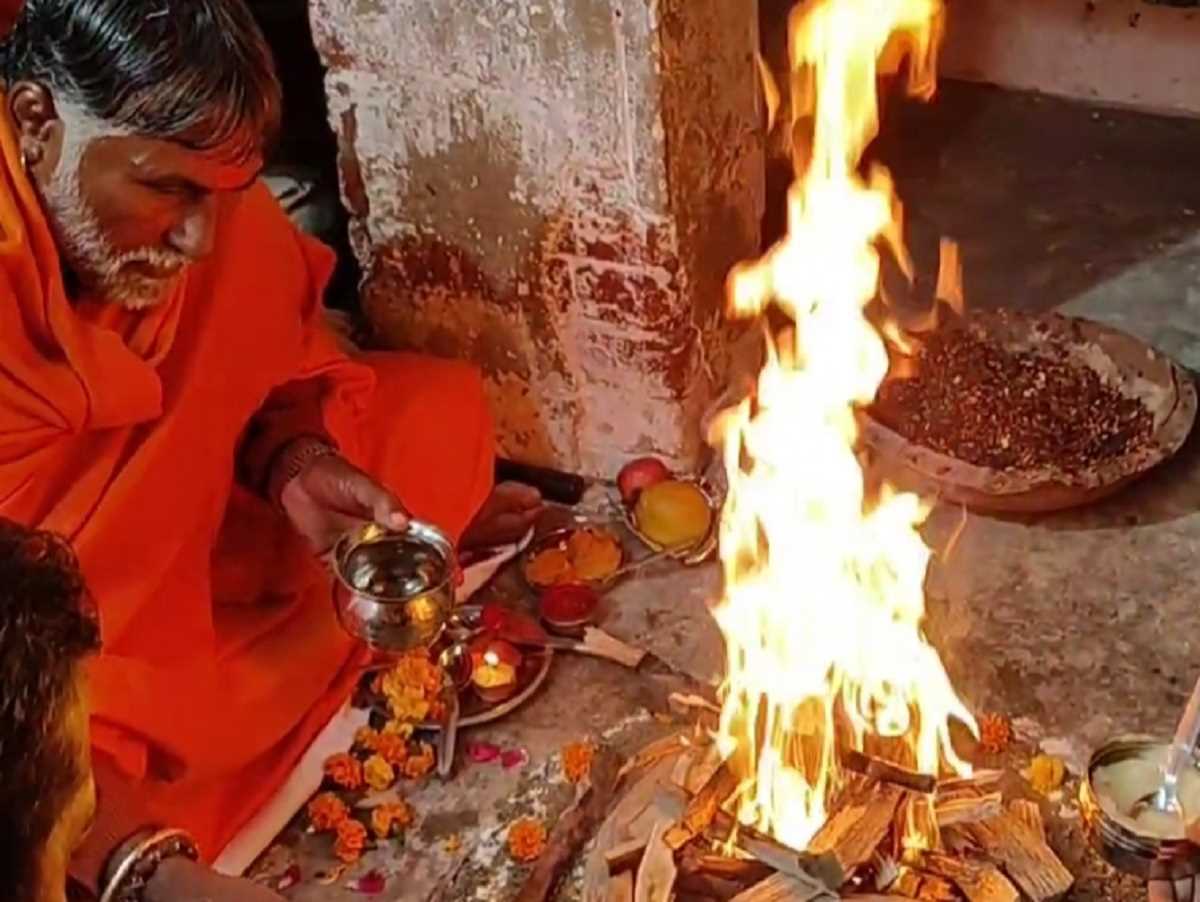 उत्तर प्रदेश के मुजफ्फरनगर में मिले मंदिर पर हुआ यज्ञ, मुस्लिमों ने की पुष्प वर्षा