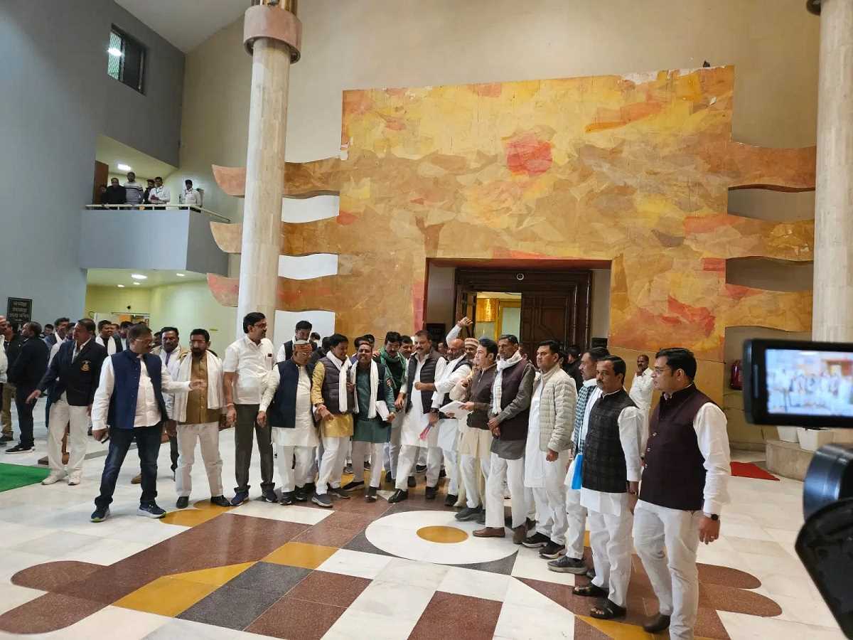 खाद के मुद्दे को लेकर कांग्रेस सदस्यों ने हंगामे के बाद किया बहिष्कार