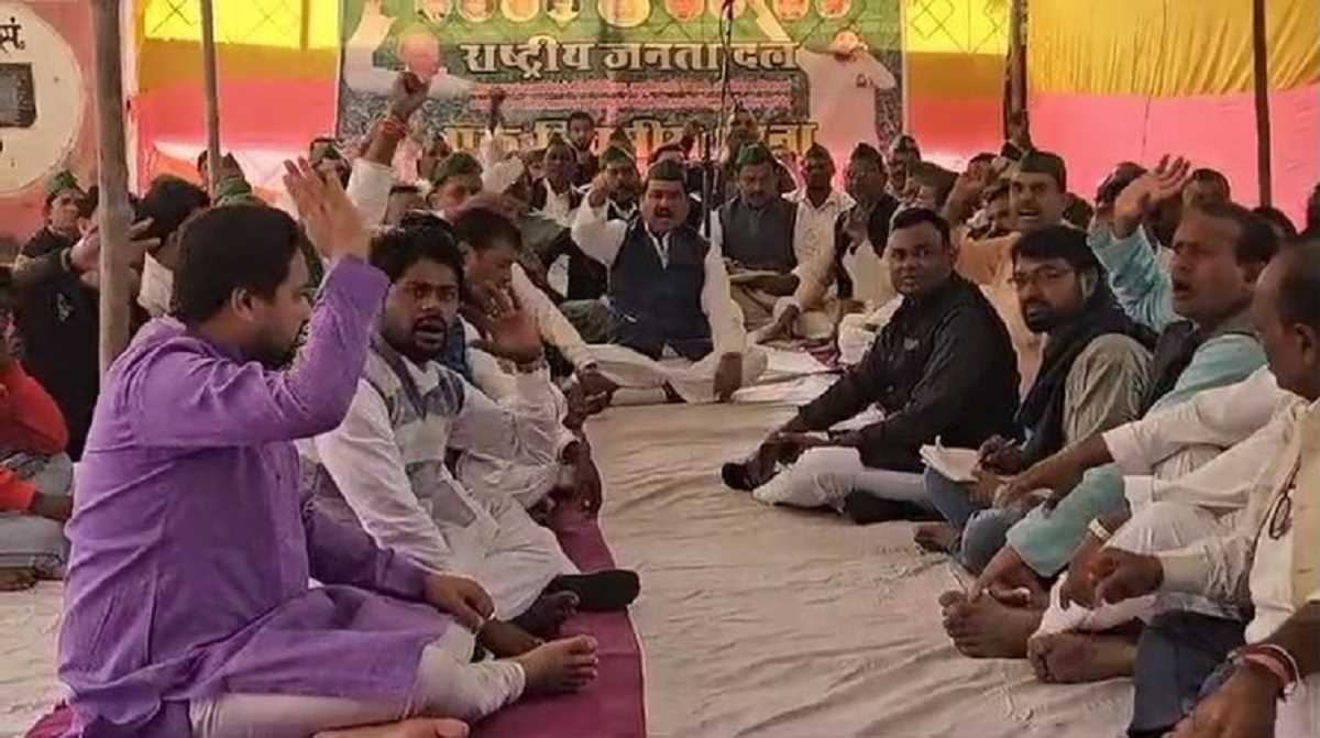 राष्ट्रीय जनता दल ने 65 % आरक्षण की मांग को लेकर किया एक दिवसीय धरना राष्ट्रीय जनता दल ने 65 % आरक्षण की मांग को लेकर किया एक दिवसीय धरना