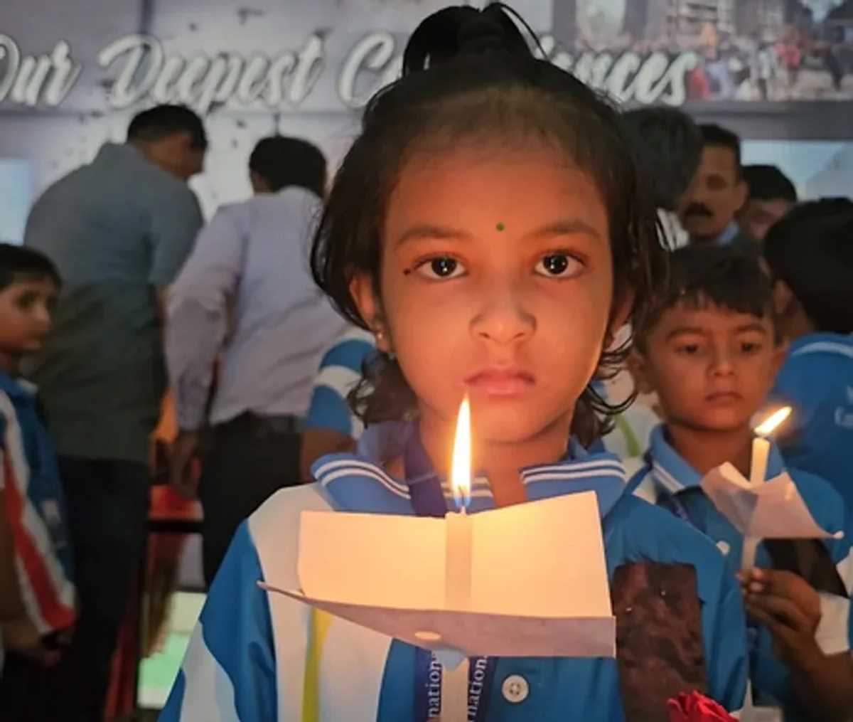 अहमदाबाद विमान हादसा : कोयंबटूर में स्कूली बच्चों ने मोमबत्तियां जलाकर मृतकों को दी श्रद्धांजलि