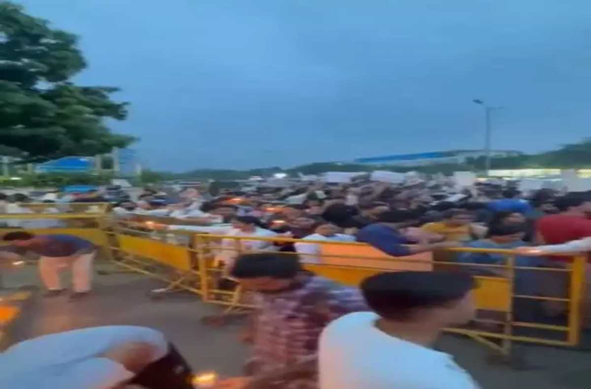 कोलकाता में दुष्कर्म के बाद हत्या को लेकर दिल्ली एम्स के बाहर विरोध प्रदर्शन, न्याय की मांग