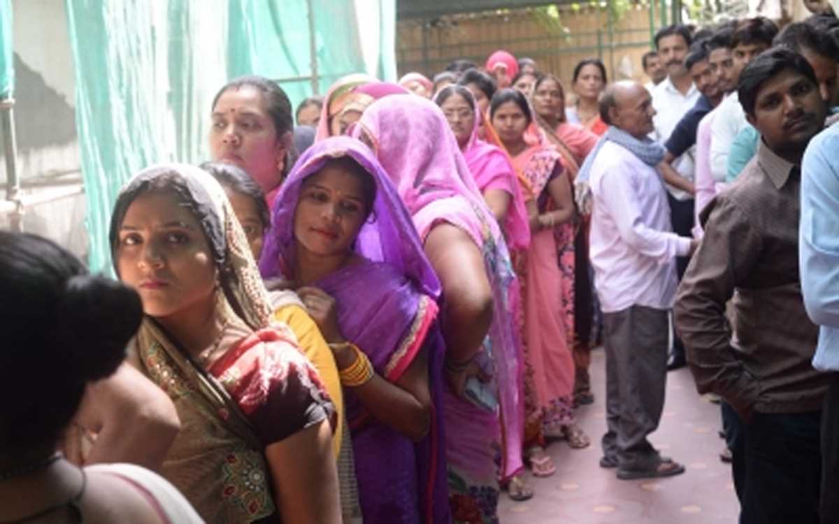 आप ने कचरे के पहाड़ से बीजेपी को लिया आड़े हाथ