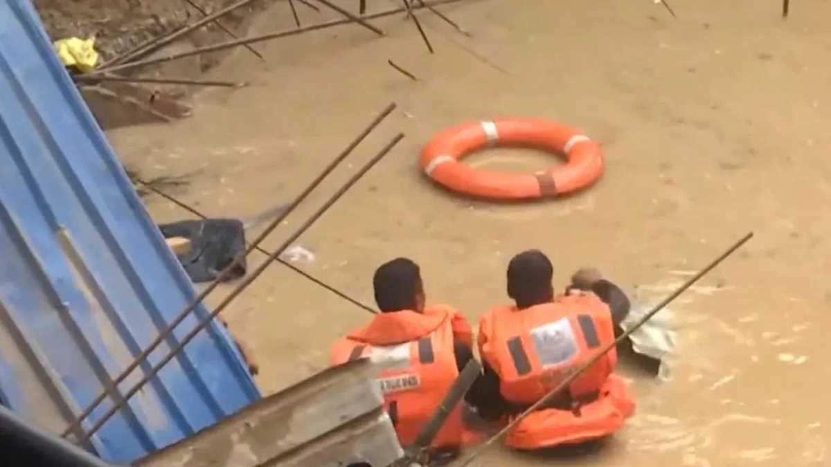 दिल्ली के वसंत विहार में बेसमेंट धंसी, तीन लोगों के फंसे होने की संभावना