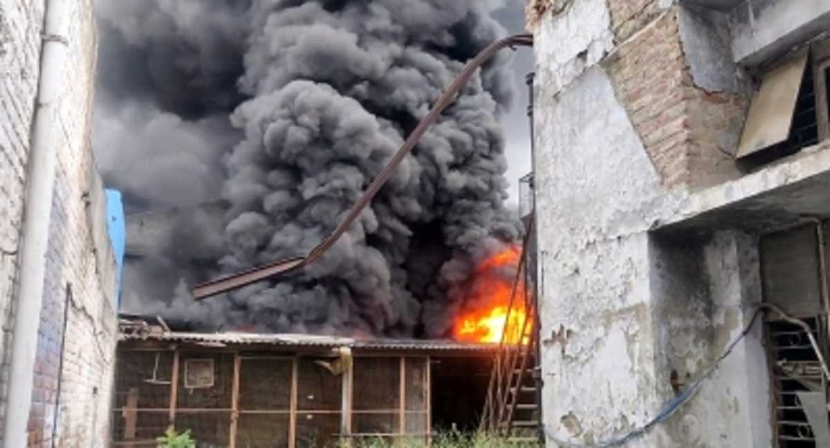 प्लास्टिक फैक्ट्री में लगी भीषण आग, 14 दमकल की गाड़ियां मौके पर