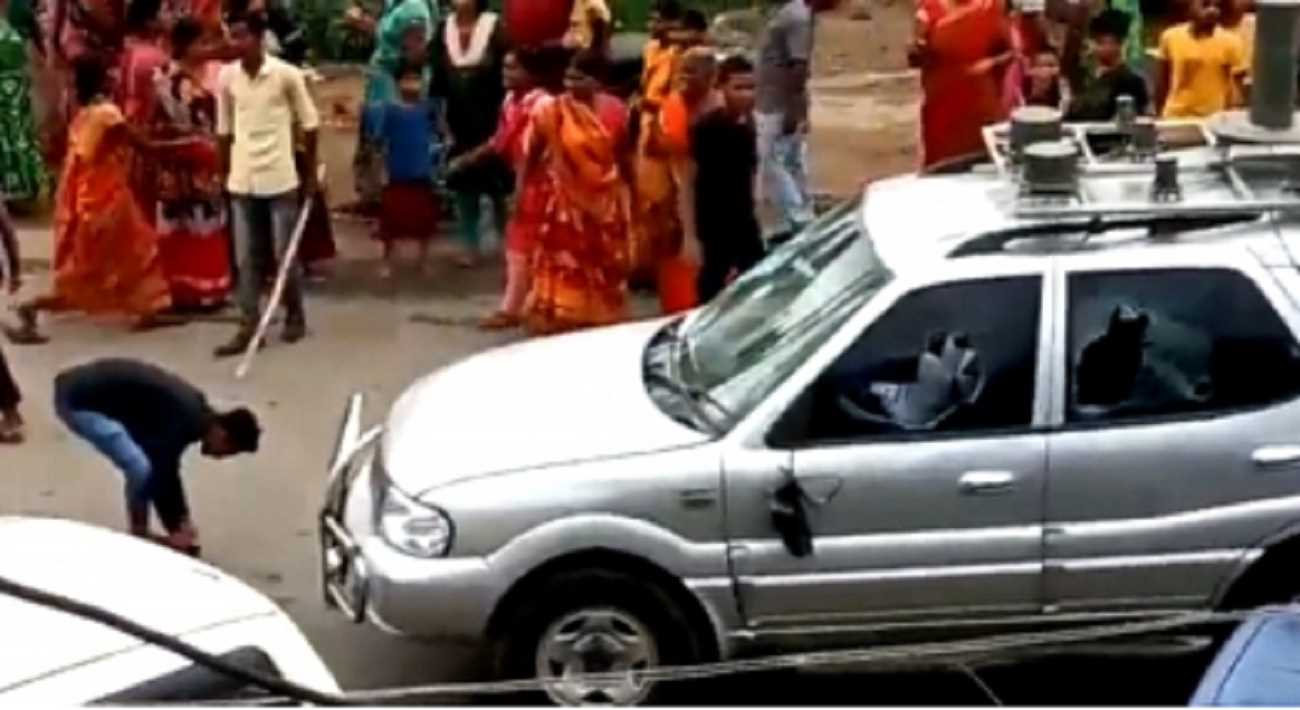 नीतीश के काफिले पर पथराव करने के आरोप में पुलिस ने 13 को किया गिरफ्तार नीतीश के काफिले पर पथराव करने के आरोप में पुलिस ने 13 को किया गिरफ्तार