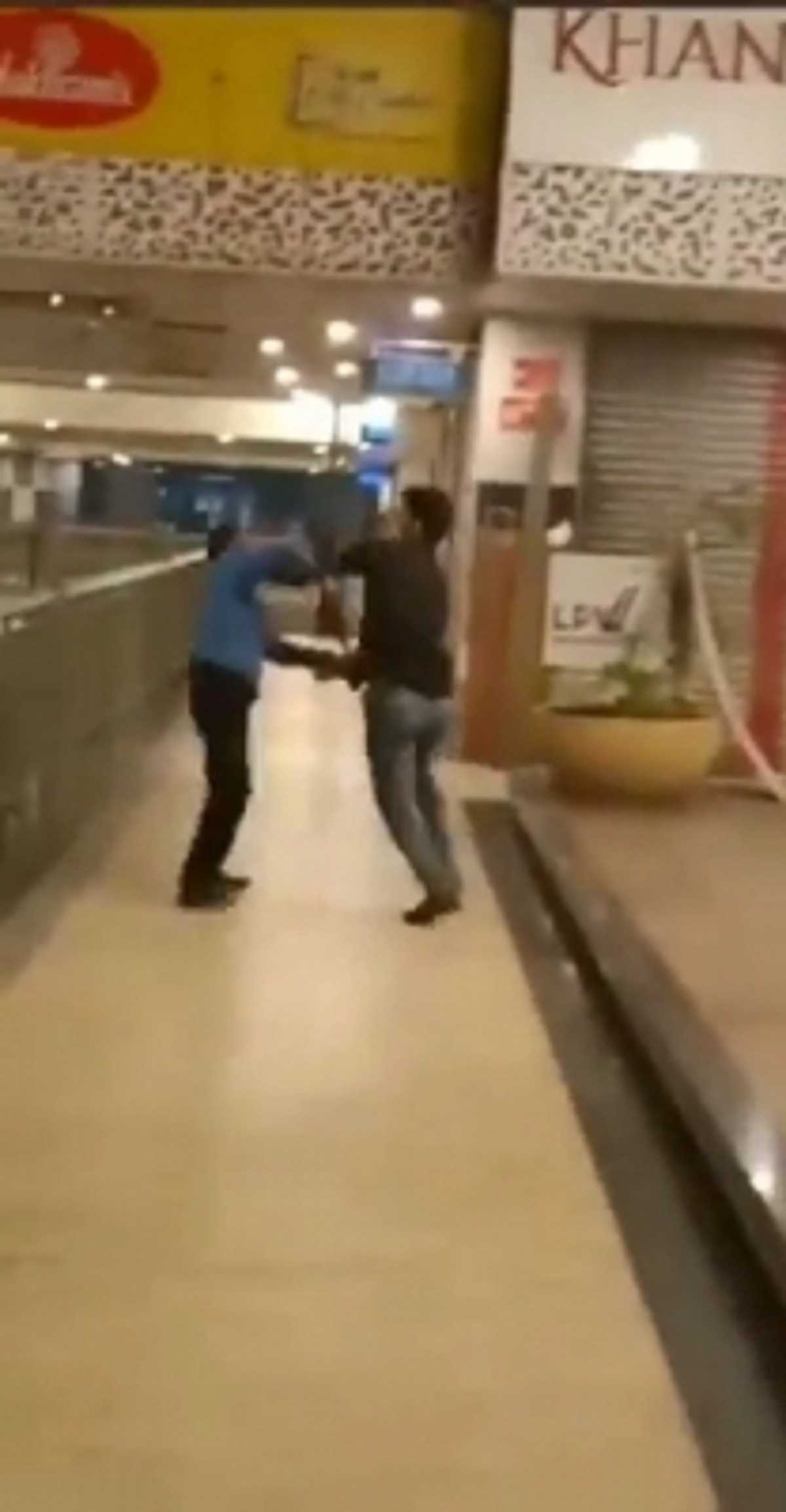 Gaur City Mall Fight Video: नोएडा के गौर सिटी मॉल में गार्ड को पीटने का वीडियो आया सामने, युवक गिरफ्तार