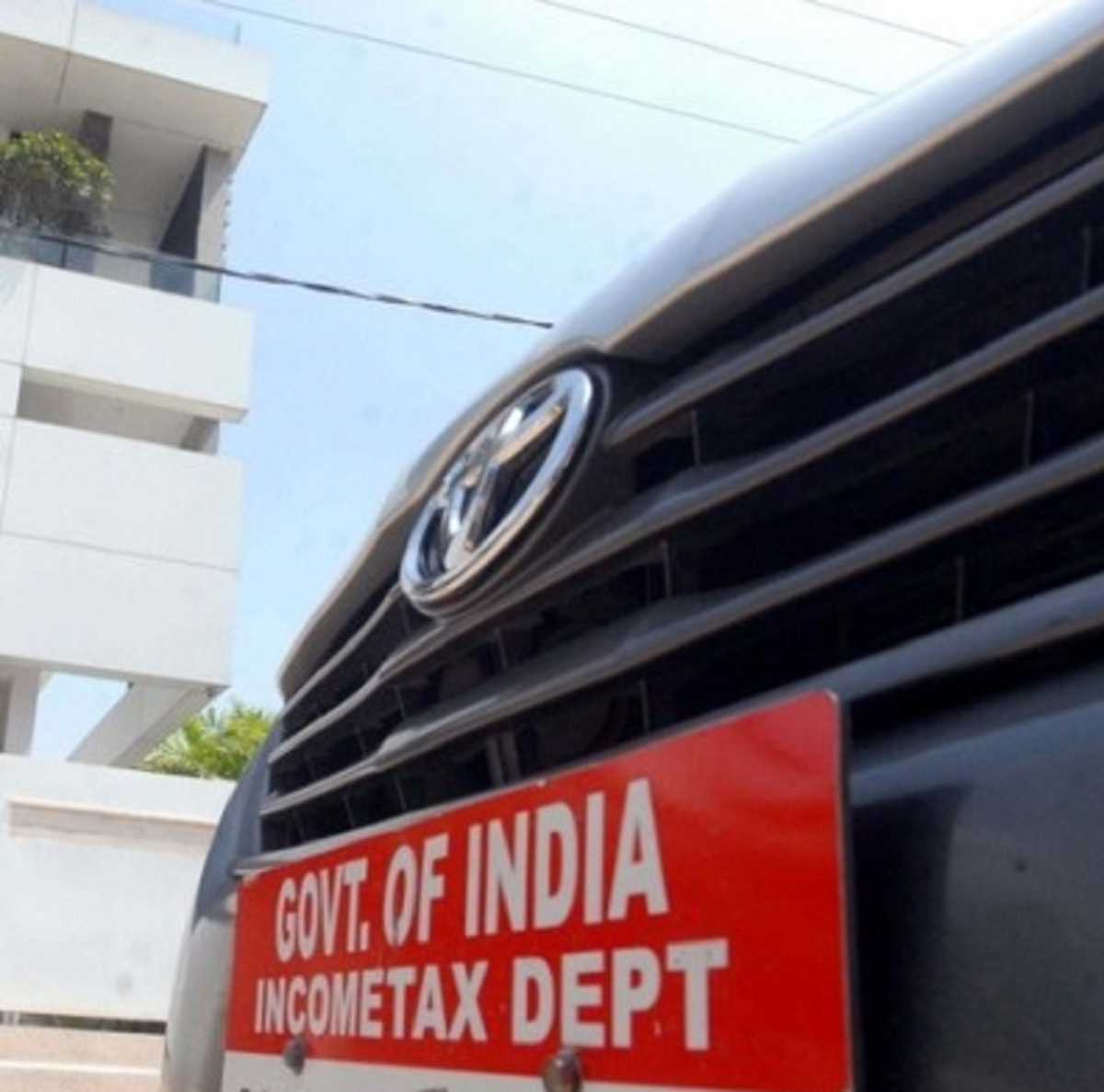 आयकर विभाग का ताबड़तोड़ एक्शन,देश में दर्जन भर से अधिक जगहों पर की छापेमारी आयकर विभाग का ताबड़तोड़ एक्शन,देश में दर्जन भर से अधिक जगहों पर की छापेमारी