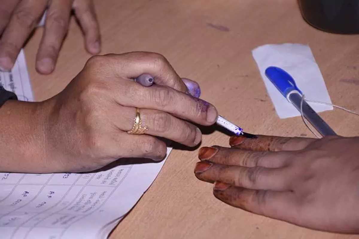 गोवा, महाराष्ट्र से हजारों लोग वोट डालने कर्नाटक पहुंचे