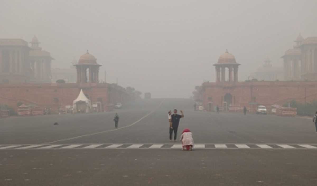 Delhi Air Pollution: दिल्ली की फिजा में फिर घुला जहर, एक्यूआई लेवल 73 के गंभीर स्तर पर पहुंचा