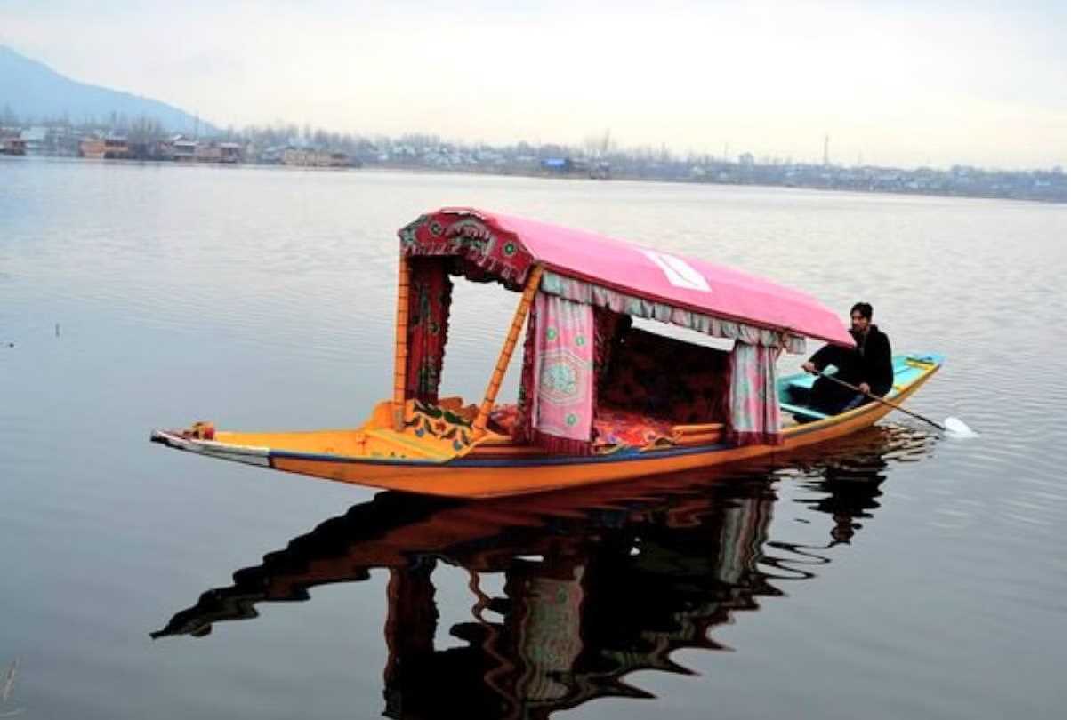 डल झील में शिकारा पलटने के बाद लापता युवक का शव बरामद डल झील में शिकारा पलटने के बाद लापता युवक का शव बरामद