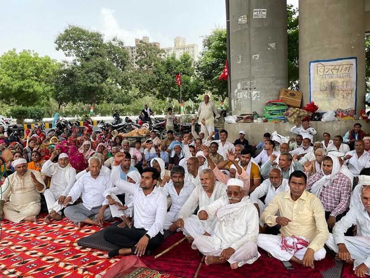 ग्रेनो प्राधिकरण पर किसान आंदोलन को भुनाने में जुटी सपा