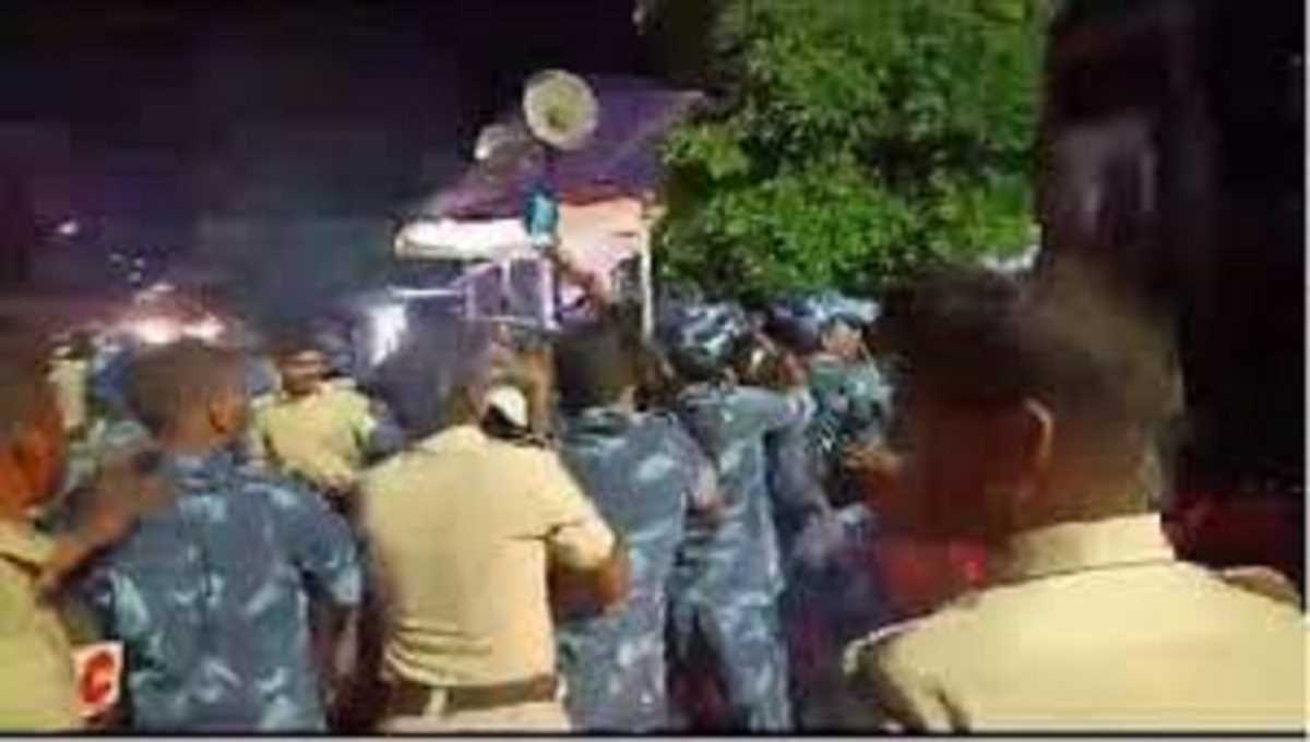 धरने पर बैठे भाजपा कार्यकर्ताओं को पुलिस ने बलपूर्वक उठाया