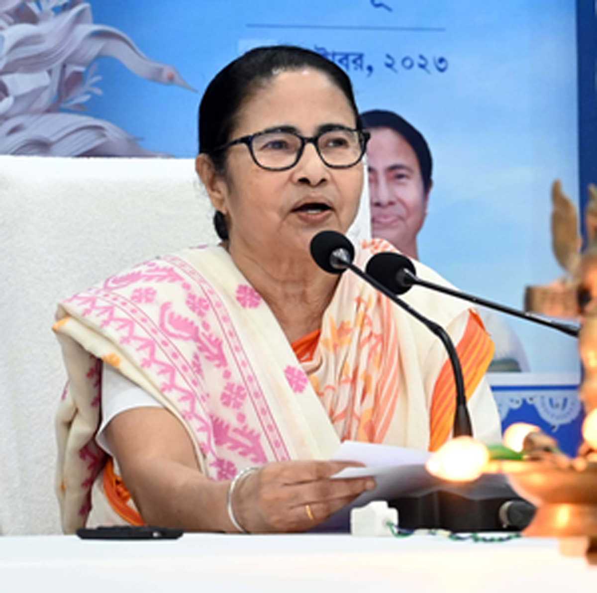 ममता ने राज्य सरकार के कर्मचारियों के लिए 4% डीए बढ़ाने की घोषणा की, संयुक्त मंच ने इसे आइवाश कहा