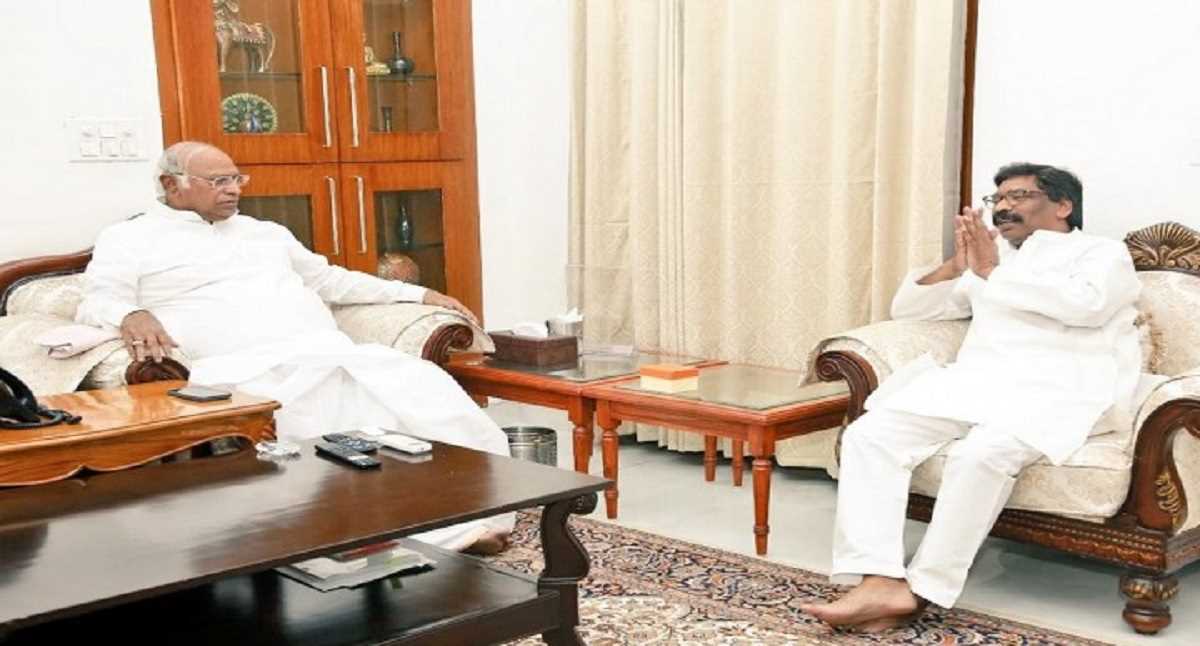 कांग्रेस अध्यक्ष खड़गे से मिले झारखंड के सीएम हेमंत, कहा-राजनीतिक हालात पर हुई चर्चा