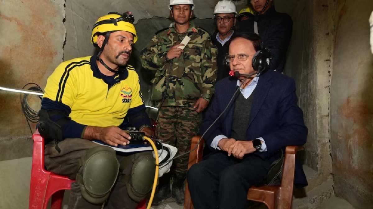 उत्तरकाशी: प्रधानमंत्री के प्रधान सचिव पीके मिश्रा ने टनल में फंसे मजदूरों से बात की उत्तरकाशी: प्रधानमंत्री के प्रधान सचिव पीके मिश्रा ने टनल में फंसे मजदूरों से बात की