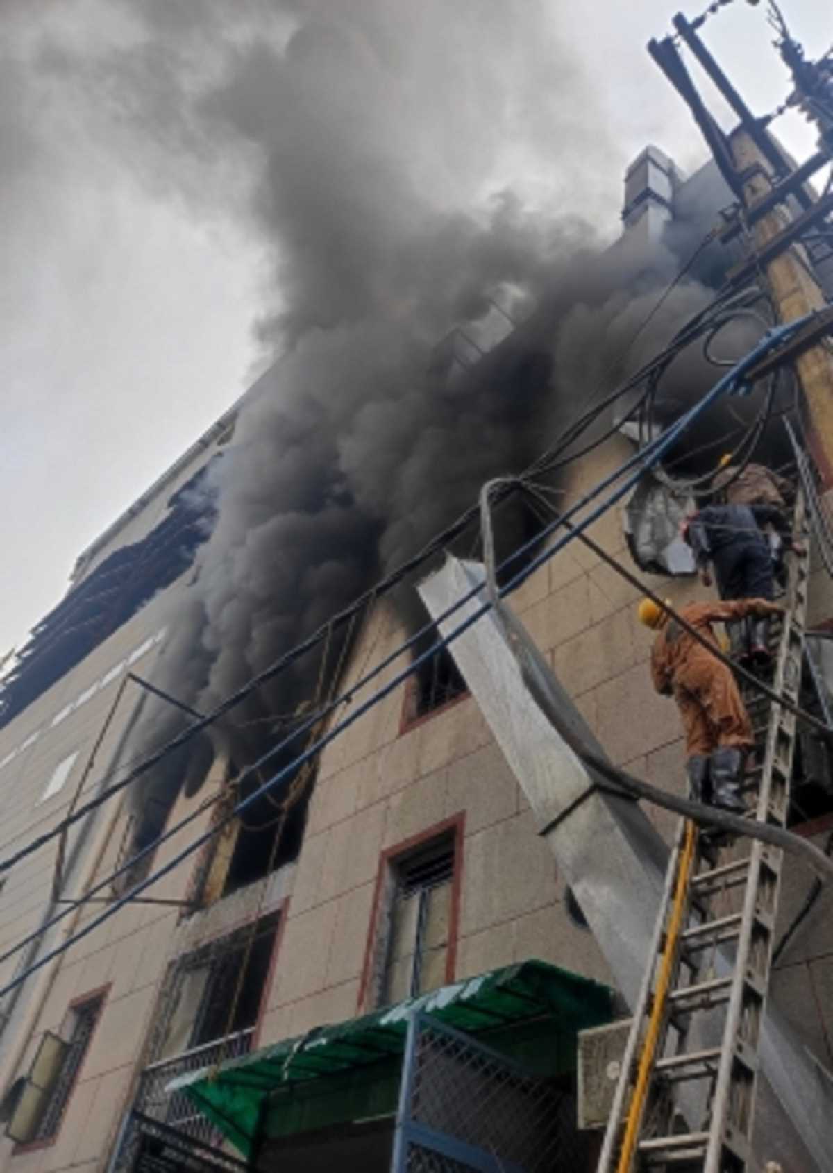 दिल्ली के नरेला में प्लास्टिक फैक्ट्री में लगी भीषण आग कई लोगो की फसें होने की आशंका