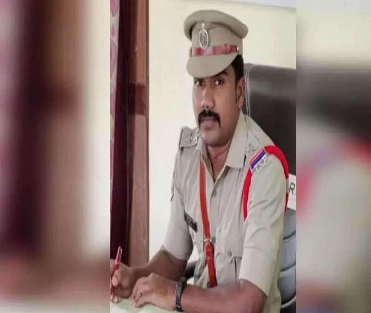 तेलंगाना में पुलिसकर्मी ने उत्पीड़न से तंग आकर की आत्महत्या तेलंगाना में पुलिसकर्मी ने उत्पीड़न से तंग आकर की आत्महत्या