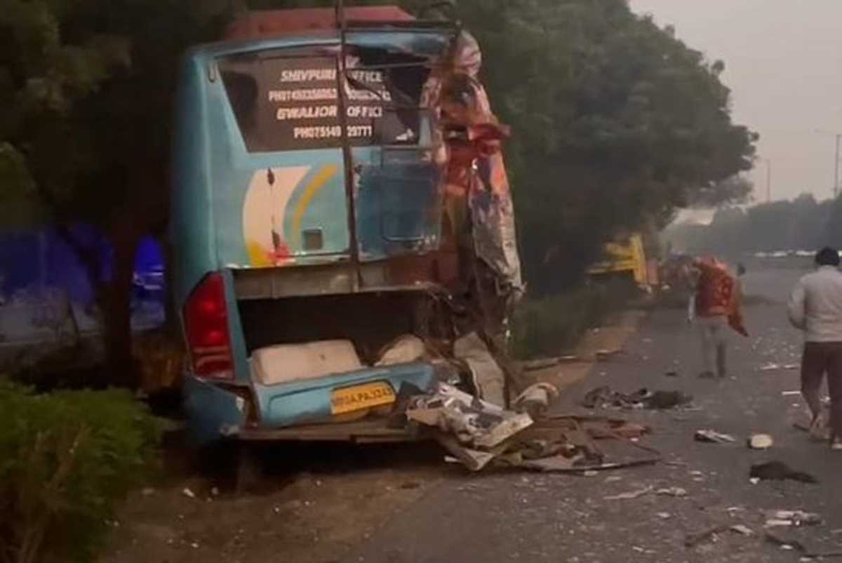 नोएडा ग्रेटर नोएडा एक्सप्रेसवे पर दो बसों में टक्कर, तीन की मौत, डेढ़ दर्जन घायल