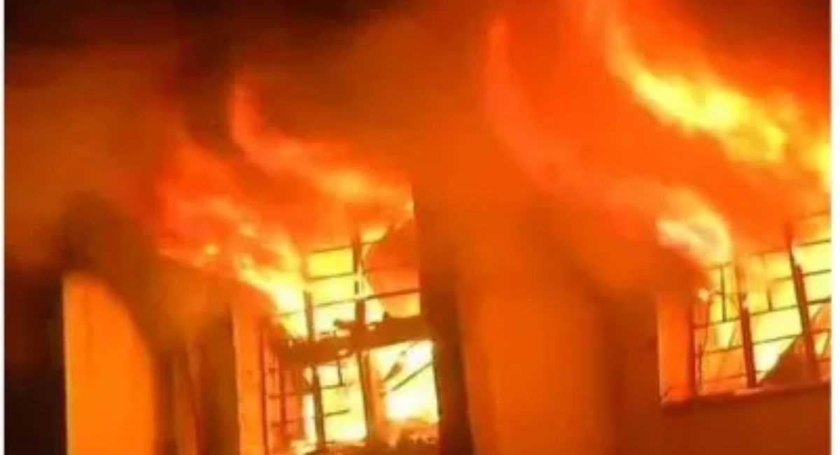 हिमाचल प्रदेश में कॉस्मेटिक यूनिट में आग लगने से कई लोग फंसे