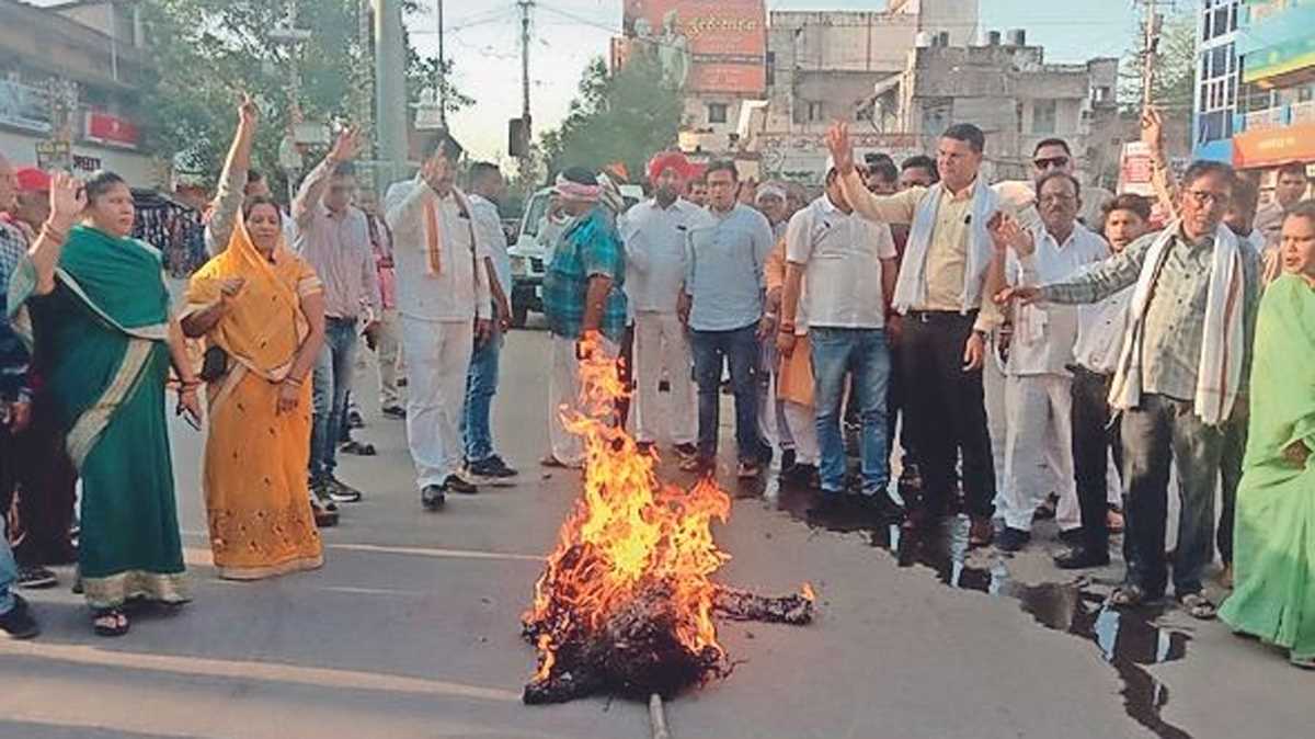 कांग्रेस का ईडी के खिलाफ प्रदर्शन, भाजपा का फूंका पुतला कांग्रेस का ईडी के खिलाफ प्रदर्शन, भाजपा का फूंका पुतला