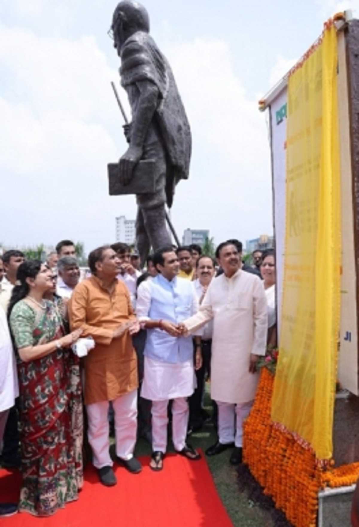 नोएडा में प्लास्टिक वेस्ट से बनी  महात्मा गांधी की प्रतिमा का अनावरण