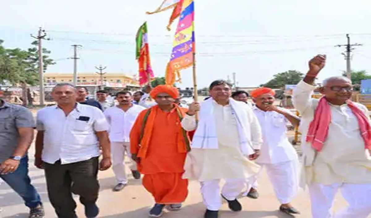 पूनियां ने पैदल यात्रा कर रामदेव मंदिर में की प्रदेश में खुशहाली की कामना